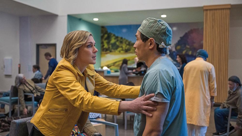 "Pluribus": Alle um Carol Sturka (Rhea Seehorn, links) herum sind plötzlich glücklich. Was für ein Desaster für die professionelle Zynikerin.