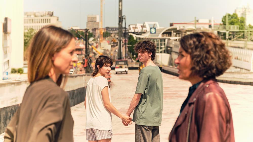 "Tatort" Ludwigshafen: Wie einst Thelma & Louise, nur zu Fuß: Nisha und Mike (Amina Merai und Jeremias Meyer, Mitte), flankiert von den Kommissarinnen Lena Odenthal (Ulrike Folkerts) und Johanna Stern (Lisa Bitter).