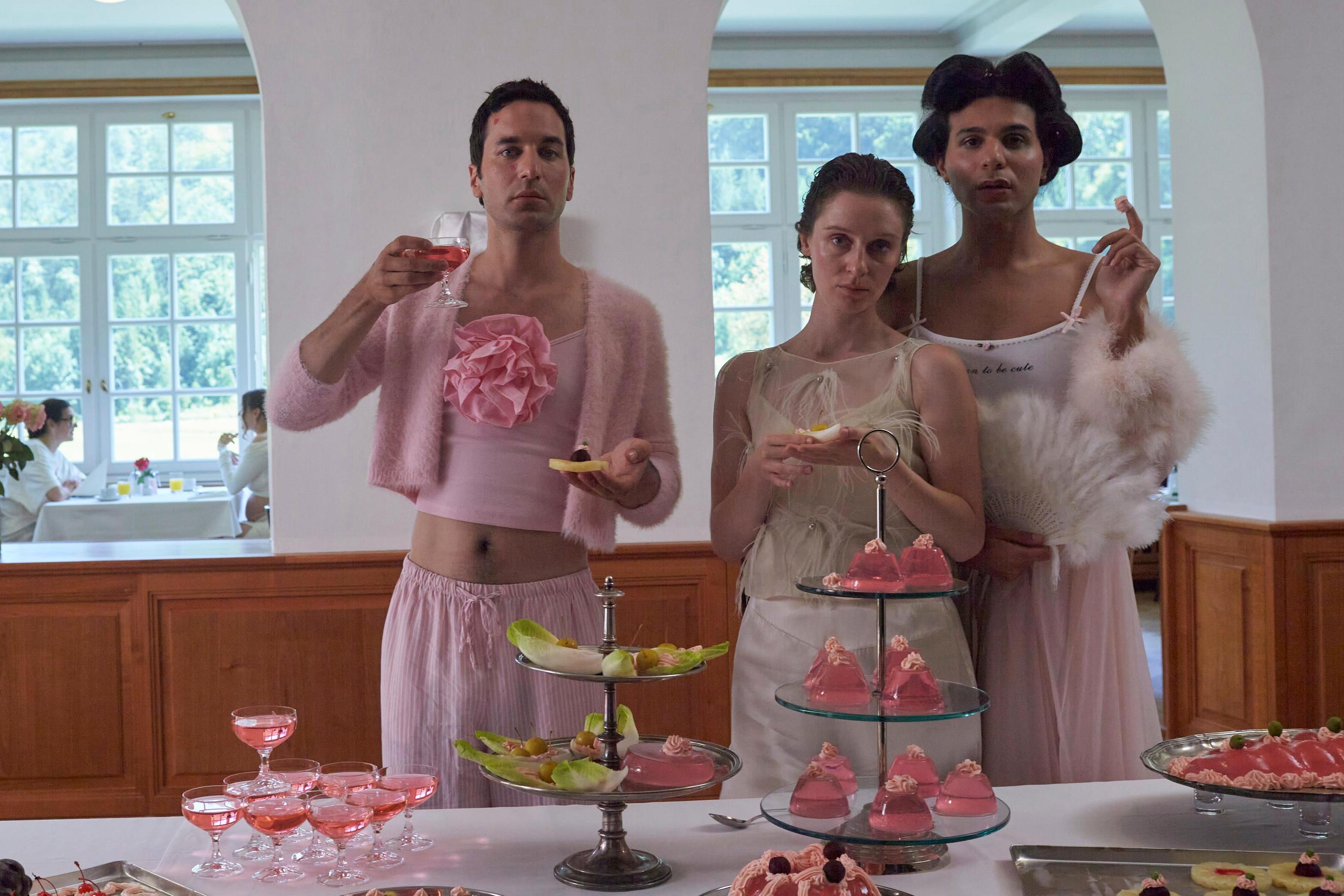 "Unterwegs im Namen der Kaiserin": Alles irgendwie rosa, vom Wackelpudding bis zum Proseccodöschen: "Unterwegs im Namen der Kaiserin" besticht vor allem durch seine Ästhetik.