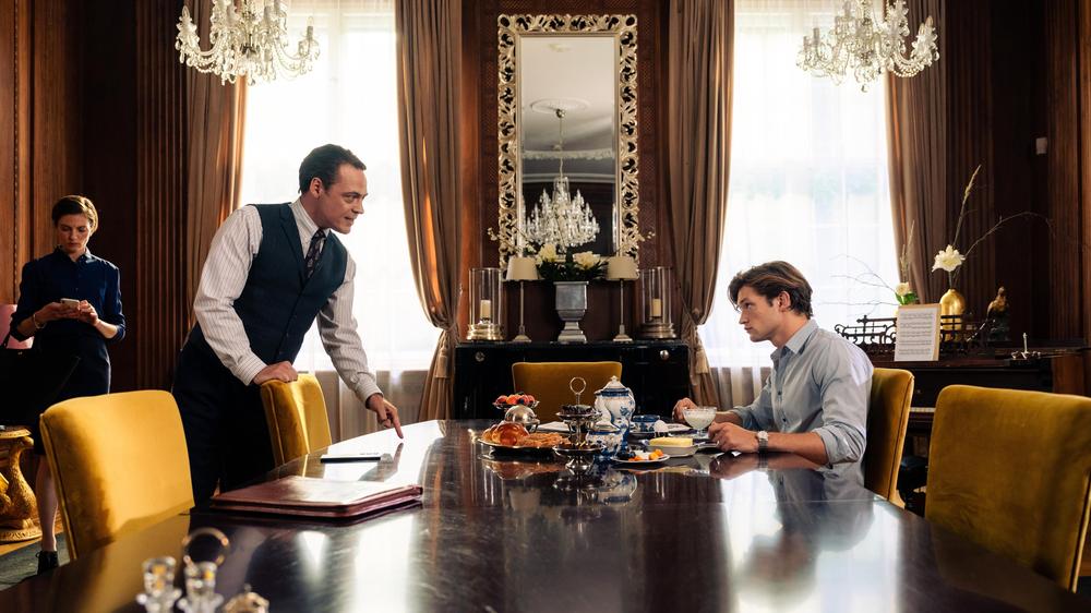 Outfitter of "Maxton Hall": If you do something wrong here, you'll get in trouble: James Beaufort (Damian Hardung, right), the rich protagonist "Maxton Hall"also moves privately in an environment that reflects his status.