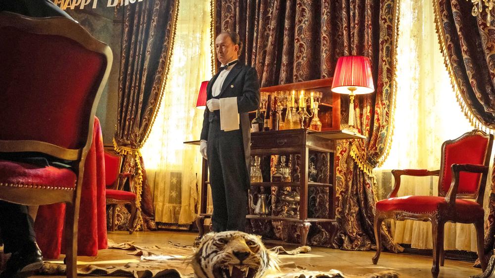 "Dinner for One": Der größte Star von "Dinner for One" ist auch dabei – der Tigerkopf.