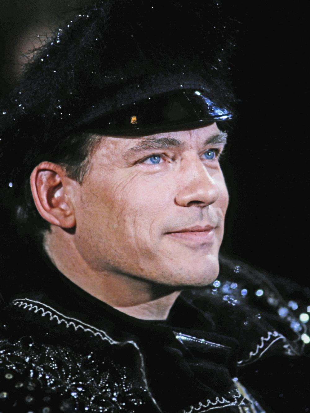 Rosa von Praunheim: Rosa von Praunheim wurde am 25. November 1942 in einem Gefängnis in Riga während der deutschen Besatzung dort geboren. Nach seiner Adoption trug er den Namen Holger Bernhard Bruno Mischwitzky. Sein Künstlername Rosa von Praunheim bezieht sich auf den "Rosa Winkel", den Homosexuelle im KZ tragen mussten.