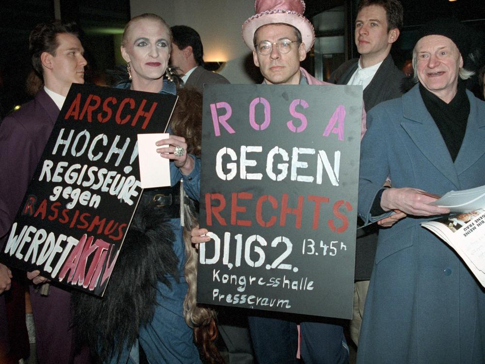 Rosa von Praunheim: Praunheim verstand sich immer als politischer Künstler. Das Bild zeigt ihn mit Charlotte von Mahlsdorf (rechts) am Rande der Berlinale bei einer Kundgebung gegen Rassismus.