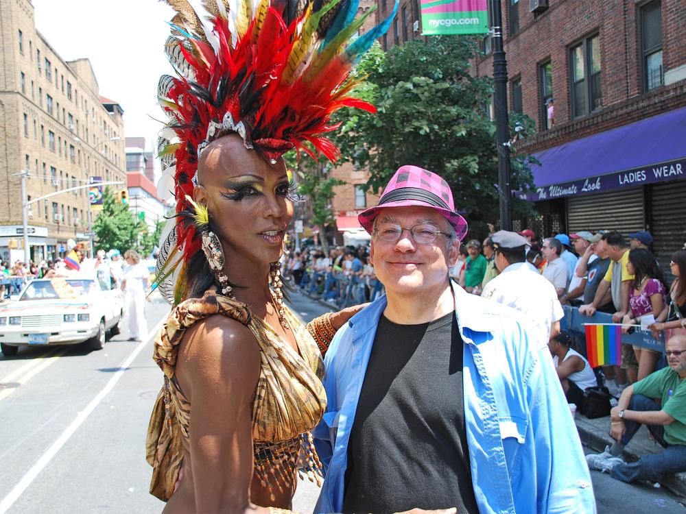 Rosa von Praunheim: Der Regisseur bei den Dreharbeiten zu seiner Dokumentation "New York Memories". Sie erzählt von der queeren Szene in den 1980er-Jahren, vom Kampf gegen Aids, den Anschlägen vom 11. September und von den Hoffnungen, die später in den US-Präsidenten Barack Obama gesetzt wurden.