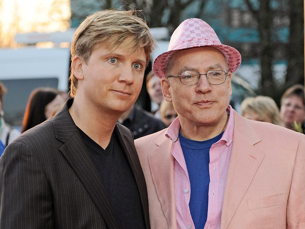 Rosa von Praunheim: Der Regisseur Rosa von Praunheim (rechts) und sein Lebensgefährte Oliver Sechting vor der Verleihung des Grimme-Preises im März 2012. Prämiert wurde die Dokumentation "Die Jungs vom Bahnhof Zoo" über junge Sexarbeiter, ihre Vergangenheit und ihre Hoffnungen für die Zukunft.