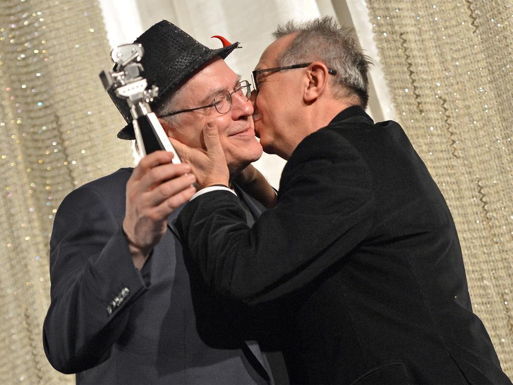 Rosa von Praunheim: 2013 bekam Praunheim den Ehrenpreis Berlinale Kamera – und einen Kuss des damaligen Festivalleiters Dieter Kosslick (rechts).