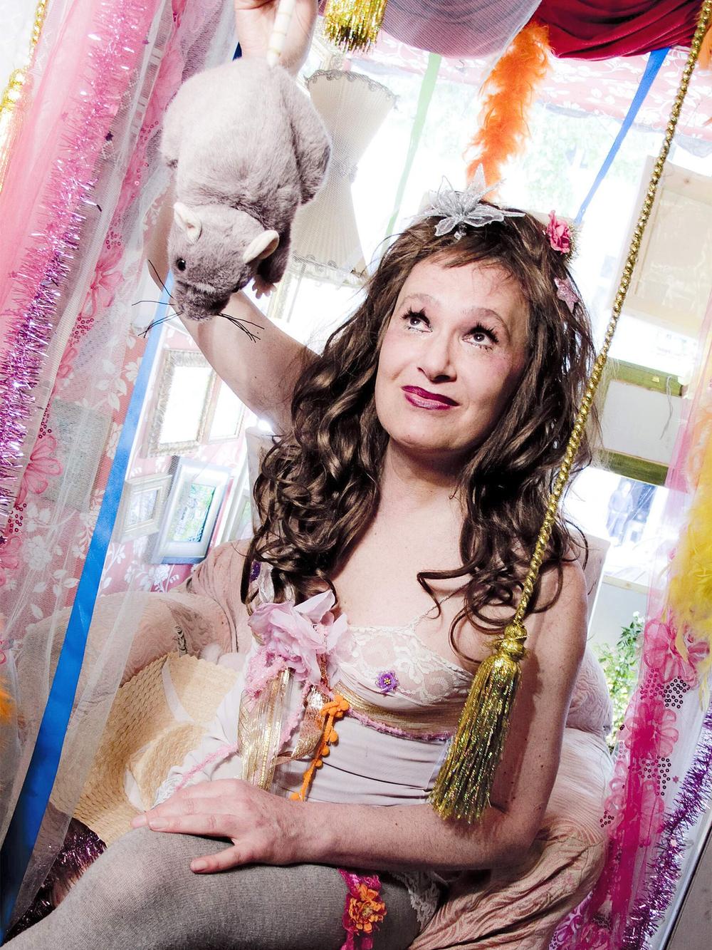 Rosa von Praunheim: Nach "Überleben in New York" aus dem Jahr 1989 drehte Praunheim 2017 den Dokumentarfilm "Überleben in Neukölln". Das Bild zeigt die Protagonistin Juwelia.