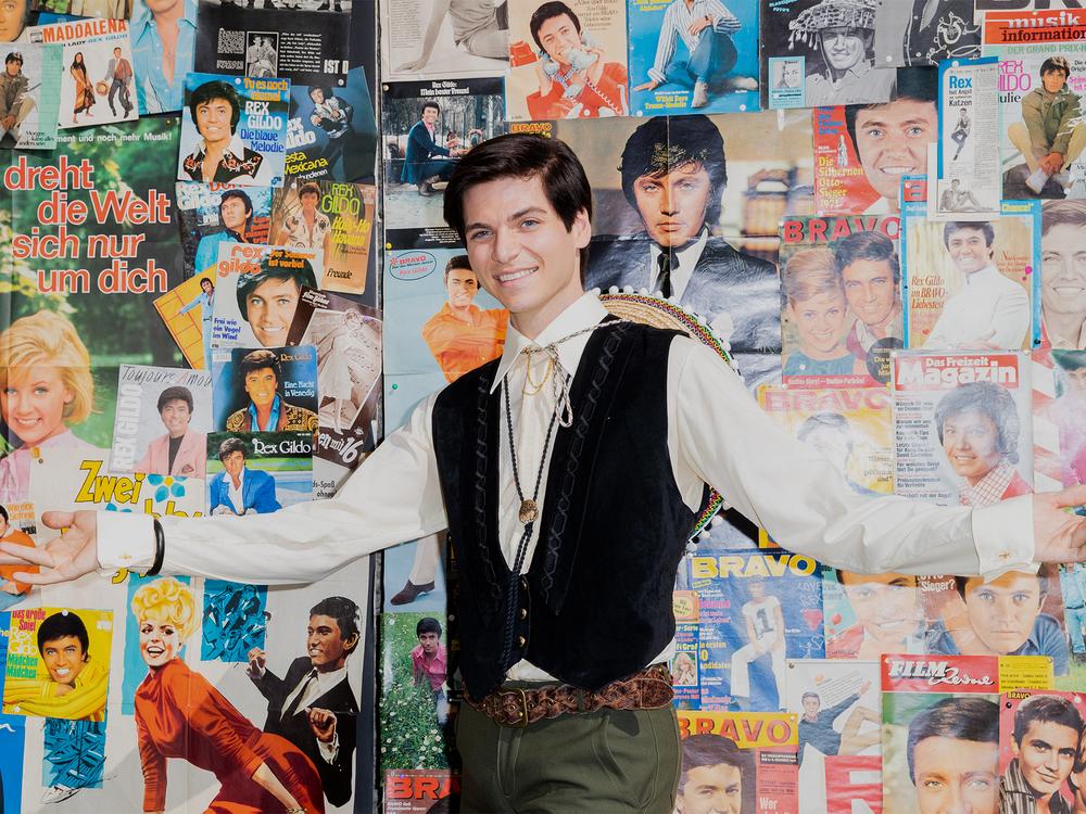 Rosa von Praunheim: Kilian Berger spielte 2022 die Hauptrolle in "Der letzte Tanz – Die Rex-Gildo-Story". Das Dokudrama von Rosa von Praunheim beleuchtet das Doppelleben des homosexuellen Sängers.