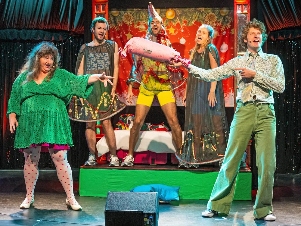 Rosa von Praunheim: Einer von Praunheims ersten Filmen feiert 2022 sein Revival als Musical: Anna Mateur (links) und Heiner Bomhard (rechts) in "Die Bettwurst" in der Berliner "Bar jeder Vernunft".