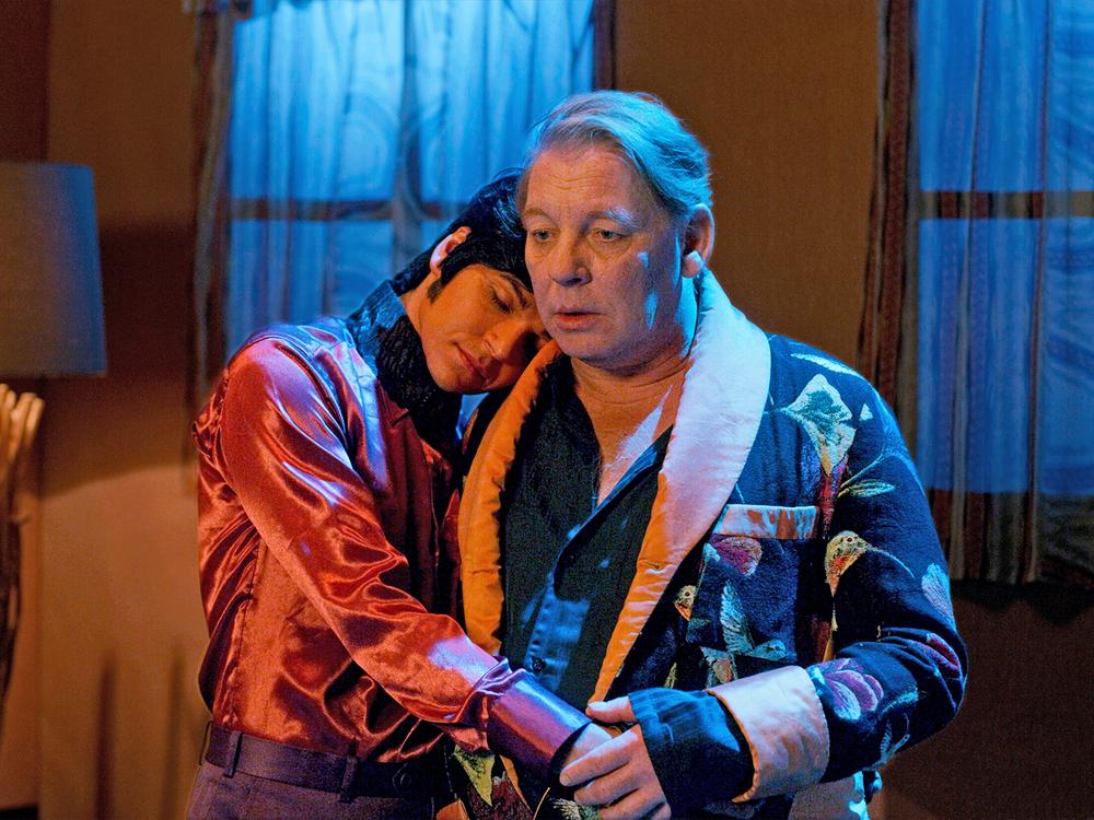 Rosa von Praunheim: Ben Becker (rechts) spielt in "Der letzte Tanz" Fred Miekley, den langjährigen Manager und Lebensgefährten Rex Gildos. Nach dessen Tod gerät das Leben des Schlagerstars aus den Fugen.