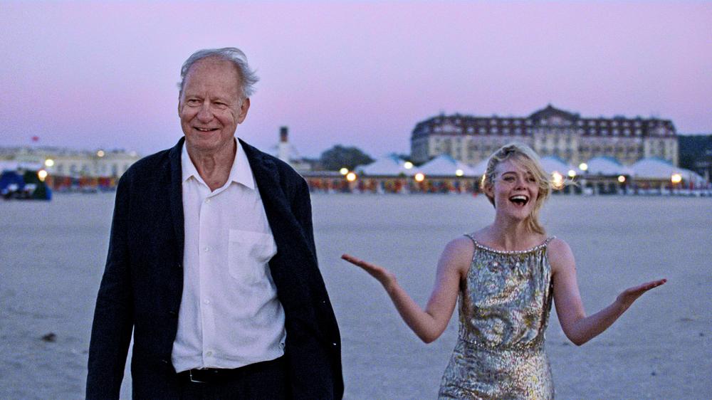  Weil die eigene Tochter des Regisseurs (Stellan Skarsgård) nicht mit ihm arbeiten will, besetzt er eine amerikanische Schauspielerin (Elle Fanning) als Tochterersatz.