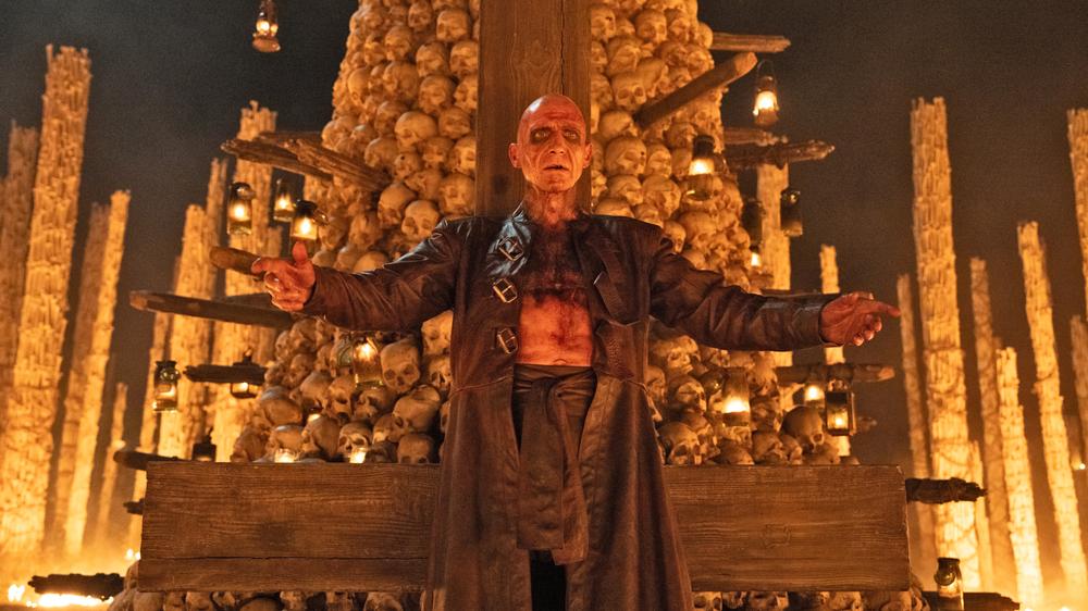 "28 Years Later: The Bone Temple": Ein Weihnachtsbaum aus Totenschädeln: Dr. Kelson (Ralph Fiennes) in "The Bone Temple" vor seinem Lebenswerk