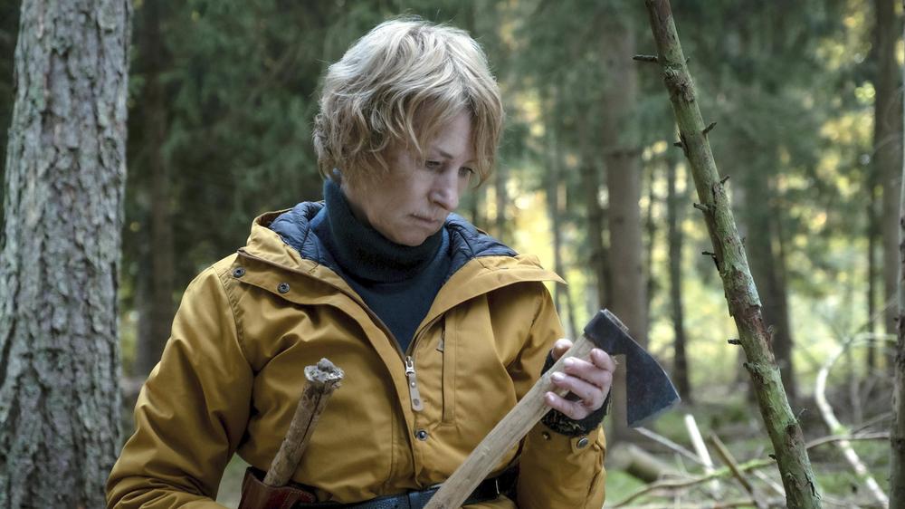 Crime scene "Berlin": Damned Ax: Corinna Harfouch learns survival skills in the forest on her last mission.