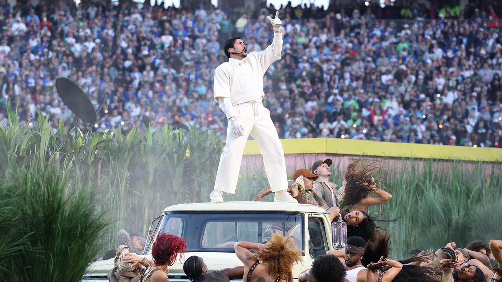 Bad Bunny beim Super Bowl: "God Bless America", rief er am Ende, und gemeint war nicht bloß das Nordamerika der USA: Bad Bunny bei der Halftime-Show des Superbowl.