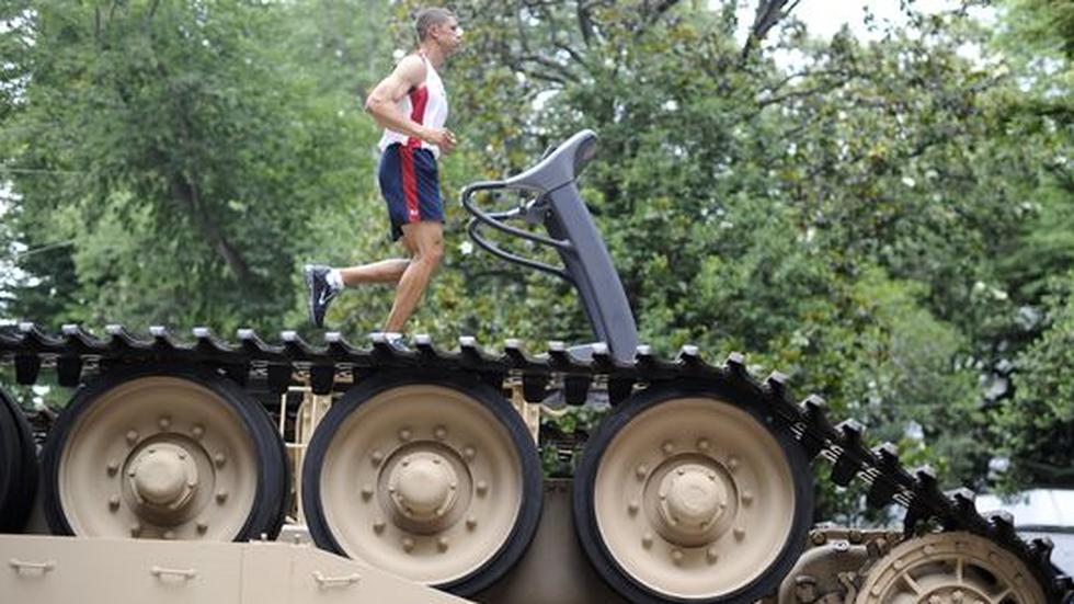 Die Panzer-Installation von Jennifer Allora und Guillermo Calzadilla wird von wechselnden Sportlern angetrieben. 