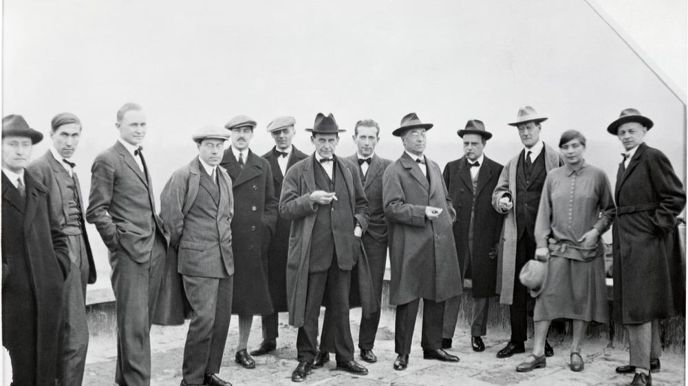 Bauhaus: Oskar Schlemmer (ganz rechts) und andere Bauhausmeister auf dem Dach des Bauhauses in Dessau