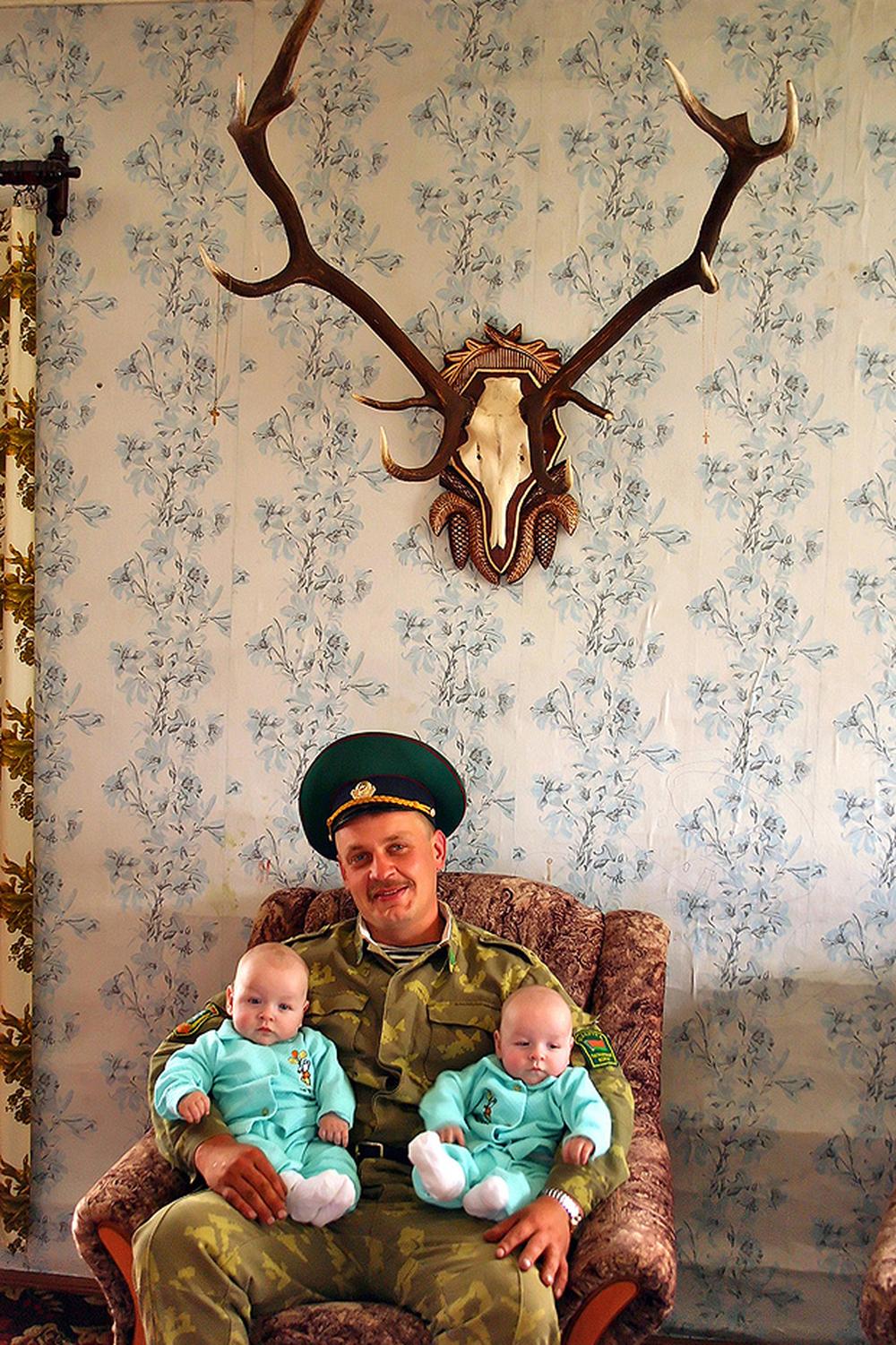 Fotograf Andrei Liankevich Beeren sammeln und Fahne schwenken ZEIT