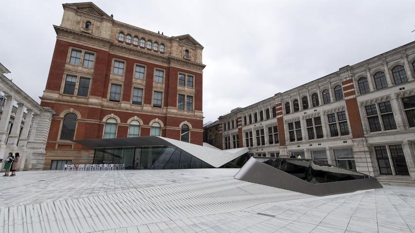 Museen: Das Victoria and Albert Museum in London hat seit 2017 einen neuen Vorplatz. Benannt ist er nach der Mäzenatenfamilie, die dem Museum Geld gespendet hat: "Sackler Courtyard".