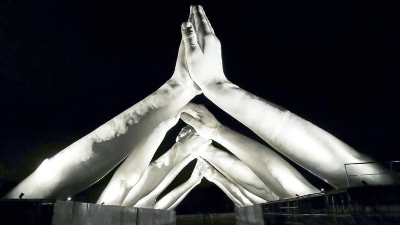 Rechte Künstler: Es gibt nicht nur die beiden einander gegenüber stehenden Positionen zur Kunstfreiheit. In der Mitte ist Raum zur Ausgestaltung. Auf dem Foto: die Installation "Building Bridges" von Lorenzo Quinn bei der Venedig-Biennale