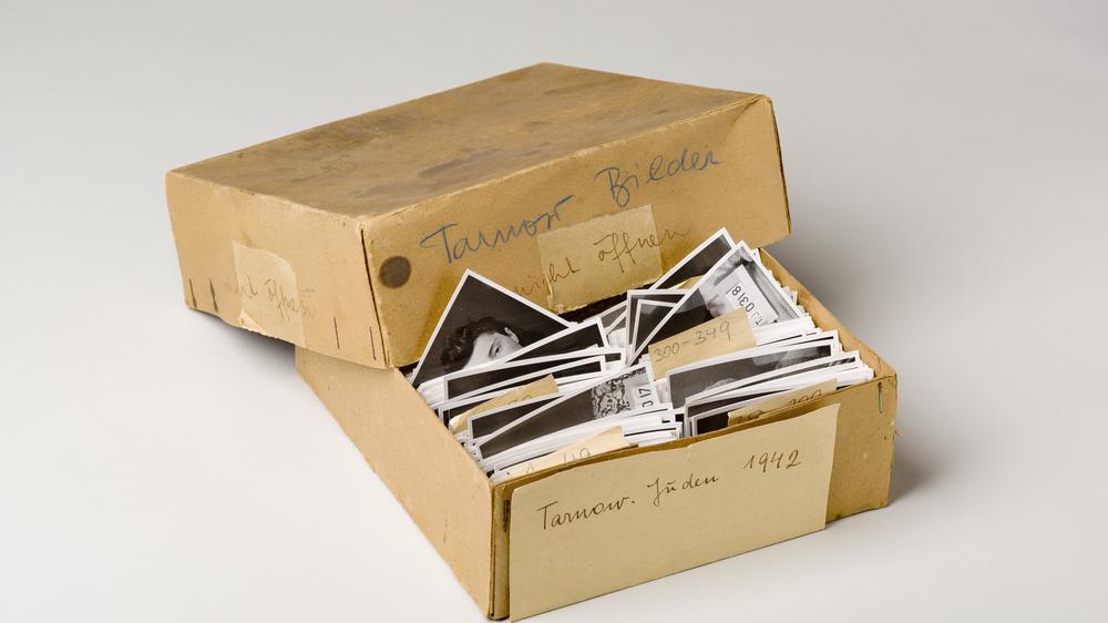 "Der kalte Blick": In dieser Schachtel fanden sich die durchnummerierten Fotos, aufgenommen zu erkennungsdienstlichen Zwecken.
