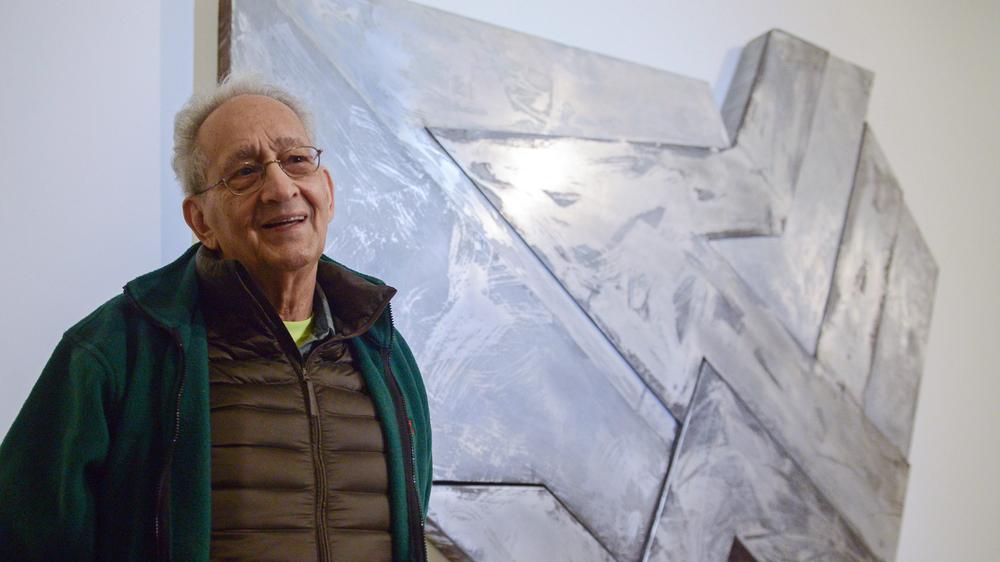Maler und Bildhauer: Frank Stella im Februar 2016 vor einem seiner Werke in einer Ausstellung im Museum für die Geschichte der polnischen Juden (POLIN) in Warschau