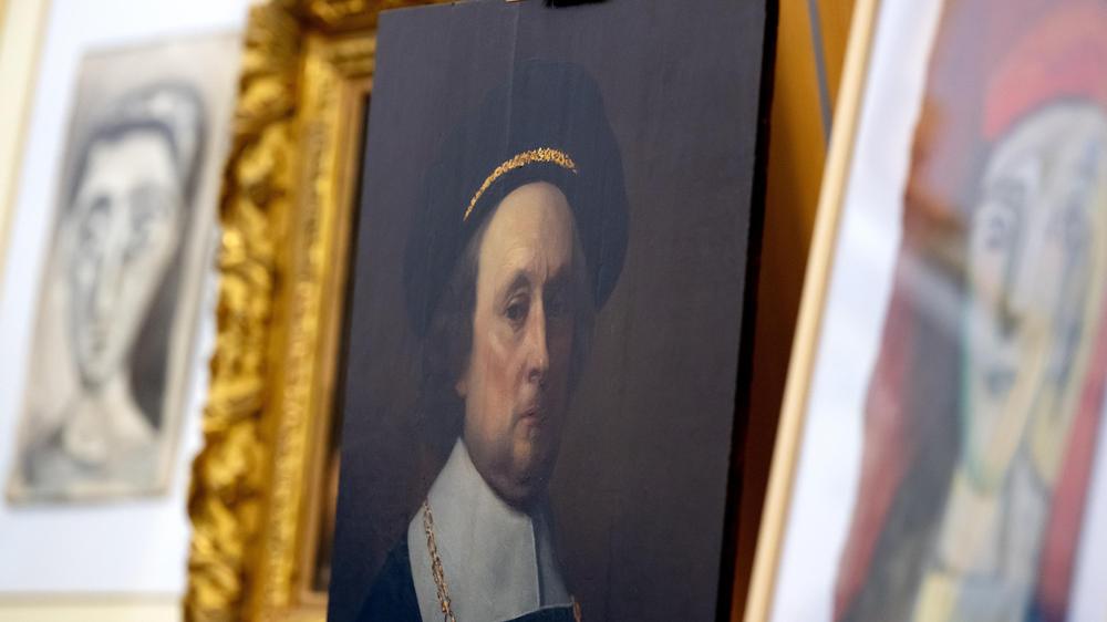  Kunstfahnder haben 20 mutmaßlich gefälschte Bilder beschlagnahmt. Unter den Gemälden sollen sich Werke von Künstlern wie Picasso, Rembrandt, Rubens und Frida Kahlo befunden haben.