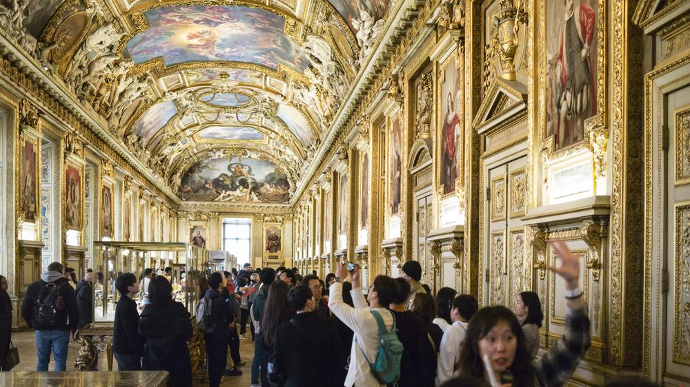 Raub im Louvre: Im wohl prächtigsten Saal des Museums ist die Architektur selbst das eindrucksvollste Kunstwerk: Gewöhnlich (wie hier auf dem Bild) ist die Galerie d'Apollon im Pariser Louvre voller Besucher.