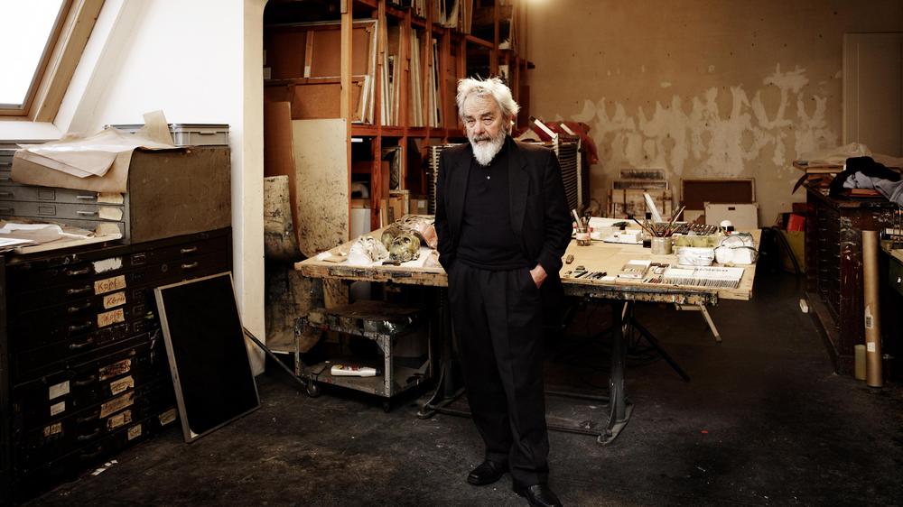  Der österreichische Maler Arnulf Rainer 2010 in seinem Atelier in Wien