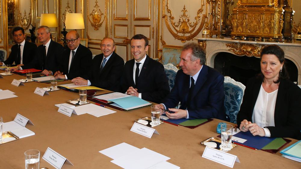 Frankreich: Emmanuel Macron während seiner ersten Kabinettssitzung, auch mit dem neuen Wirtschaftsminister und Romancier Bruno Le Maire (Zweiter von links)