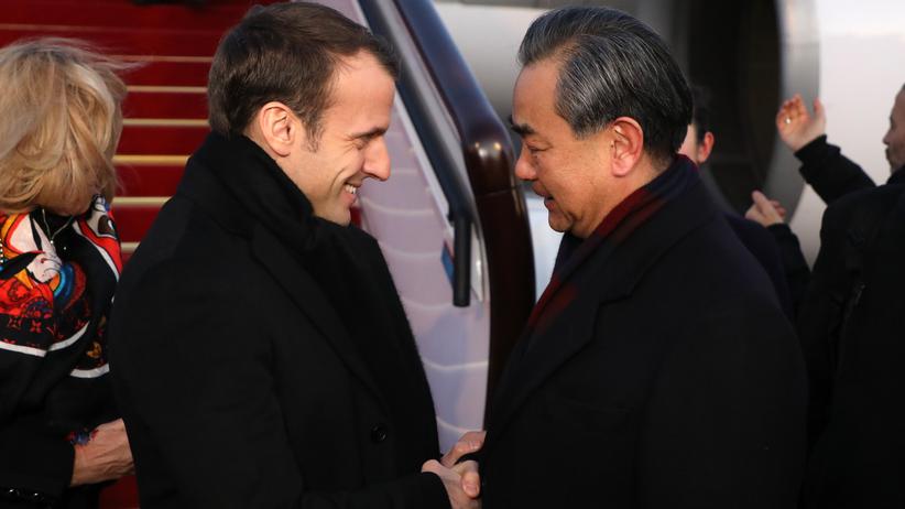 "Hegemonie": Chinas Außenminister Wang Yi empfängt Emmanuel Macron in Peking, Januar 2018. Der französische Präsident lobte bei seinem Besuch die neue Seidenstraße von Peking nach Europa, warnte aber vor chinesischer Hegemonie.