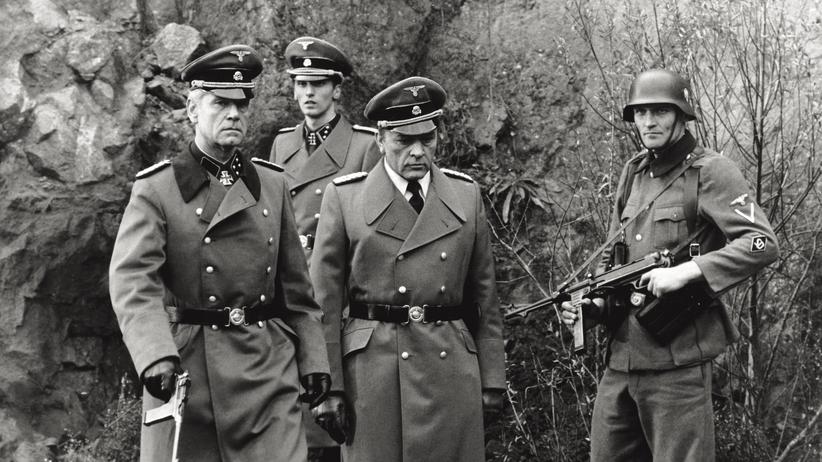 "Die Kriegsverbrecherlobby": Die Nazi-Kriegsverbrechen des Kommandeurs Herbert Kappler gingen auch in die Filmgeschichte ein. Im Bild Richard Burton als Kappler (Mitte) und Anthony Steel als Major Domizlaf in "Massacre in Rome" von 1973