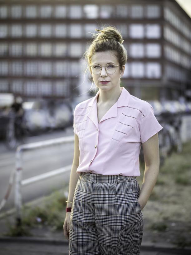 Anna Basener, geboren 1983, schreibt Romane und Hörspiele. Sie war die jüngste Groschenheftautorin Deutschlands und moderiert den Adelspodcast "GALA Royals". Im Januar 2019 ist ihr zweiter Roman "Schund und Sühne" bei Eichborn erschienen. 