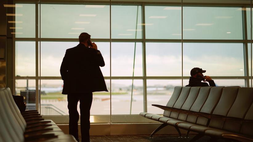 "Der Trost runder Dinge": Gedanken in der Abflughalle: Alles nur Figuren in einem Computerspiel. "Ich stellte mir Unaussprechliches mit ihnen vor", sagt der Erzähler.