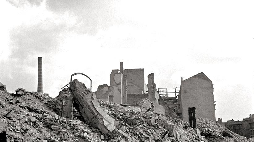 "Wolfszeit": Zwei Kinder vor Ruinen am Schiffbauerdamm in Berlin, um 1950