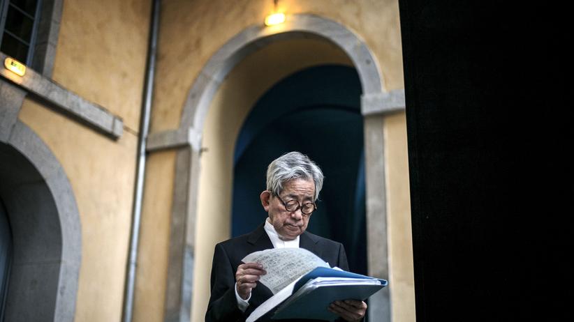 "Der nasse Tod": Der Roman "Der nasse Tod" ähnelt einer Stadtkarte, die genauso groß ist wie die Stadt selbst: Kenzaburo Oe (hier fotografiert im Jahr 2015 in Lyon).