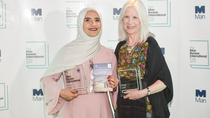 Literaturpreis: Autorin Jokha Alharthi zusammen mit ihrer Übersetzerin Marilyn Booth.