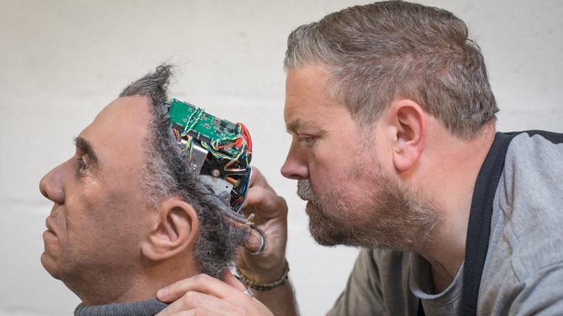 "Maschinen wie ich": Das ist Fred (links), ein neuer Roboter der britischen Firma Engineered Arts. Er ist noch längst nicht so menschlich wie Adam in McEwans Roman und doch eine ebensolche "Glanzleistung von Ingenieurskunst und Softwaredesign" .