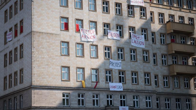 "Ein Haus auf dem Land": Kein Haus auf dem Land: Protestbanner an der Berliner Karl-Marx-Allee im April 2019