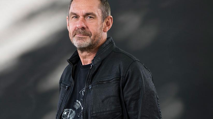 Paul Mason: Paul Mason ist ursprünglich als Fernsehjournalist in Großbritannien bekannt geworden, zunächst für die BBC und später für Channel Four. Mittlerweile ist er vor allem als Sachbuchautor tätig. Sein Buch "Postkapitalismus" (Suhrkamp) war 2016 für den Deutschen Wirtschaftsbuchpreis nominiert.