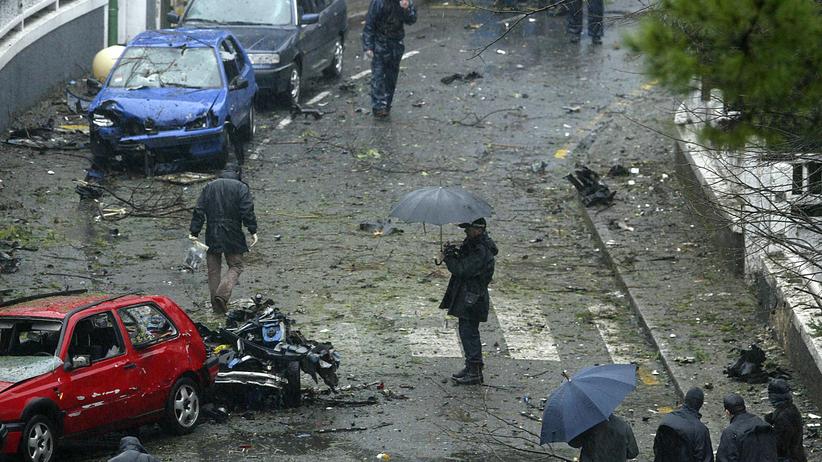 Fernando Aramburu: La policía vasca examina el lugar en el que tuvo lugar un atentado de ETA en 2005 en la localidad de Getxo.