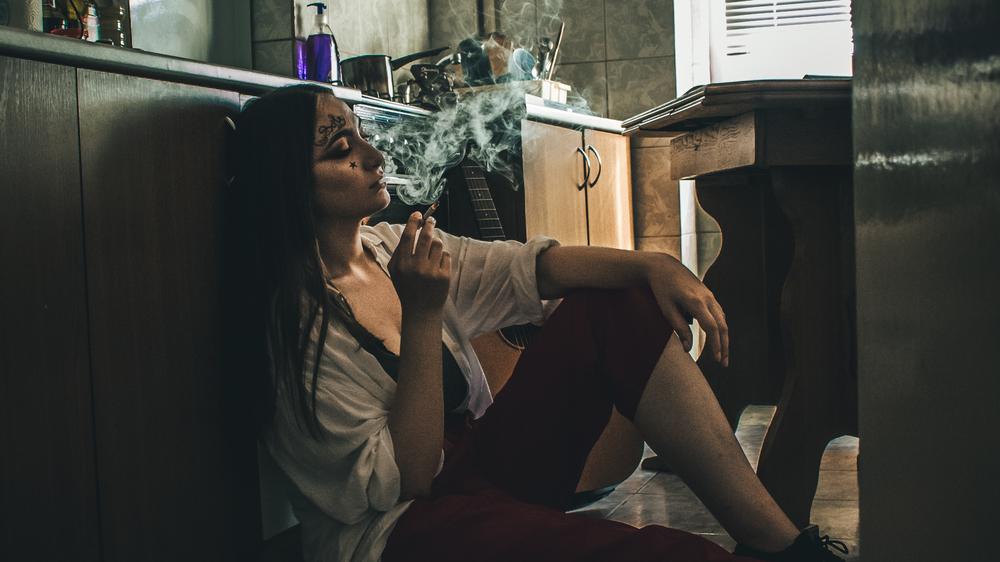 "Bad Behaviour": Traurig rauchend auf dem Apartmentboden: So kann man sich die Frauen in "Bad Behaviour" vorstellen.