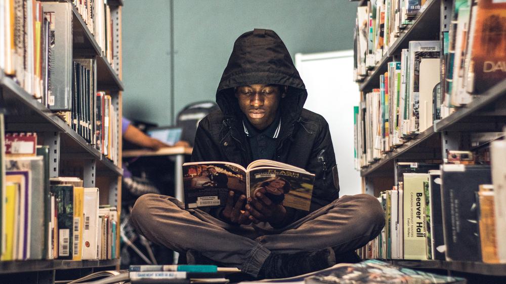 Schwarze Jugendbuchautoren: "Lest genauso viele Bücher über schwarze Leute, wie ihr schwarze Musik hört", fordert Kwame Alexander, dessen Basketball-Geschichte "The Crossover" 2015 das am häufigsten ausgezeichnete Jugendbuch in den USA war.