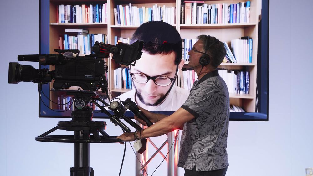 Klagenfurt: Lukas Maisel liest zu Hause über Tinder-Nöte, ein Kameramann verrichtet im Studio, wohin zumindest die Jury in diesem Jahr zurückkehrte, seine Arbeit.