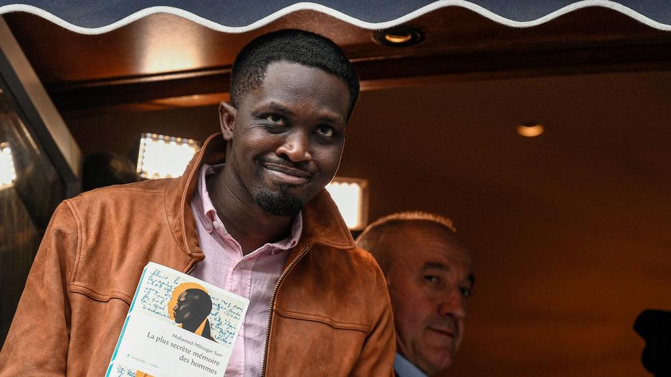 Prix Goncourt 2022 Mohamed Mbougar Sarr: Senegalesischer Jungstar erhält Prix Goncourt | ZEIT  ONLINE