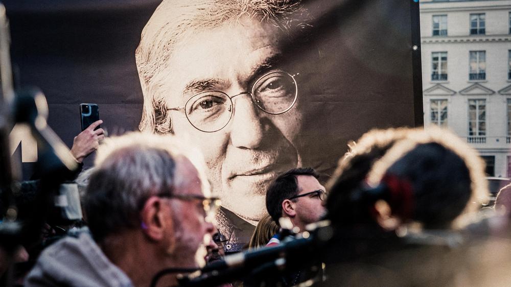 Viele Menscehn in Frankreich fordern die Freilassung des Schriftstellers Boualem Sansal. Ein algerisches Gericht hat ein Urteil über seine Haftstrafe aber zunächst bestätigt.