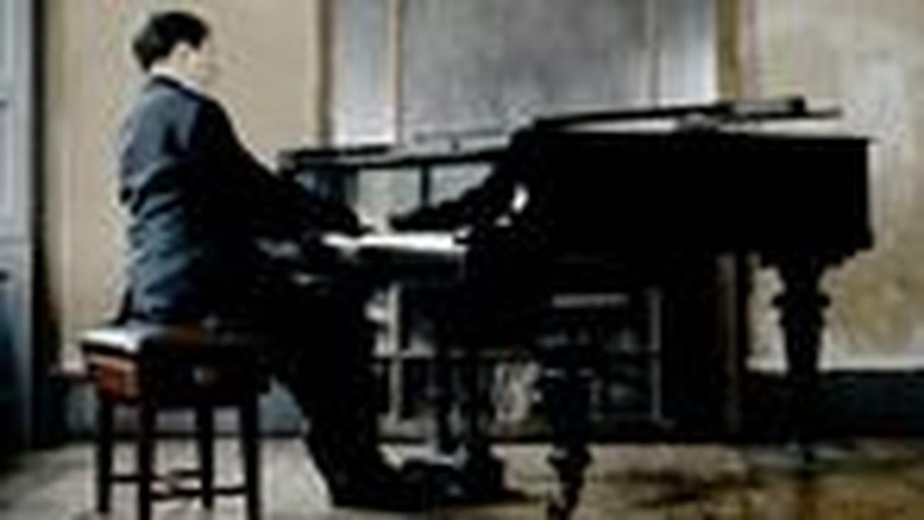 Гайдн фортепиано слушать. Пианист исполнитель Мюррея Перайя. Шуман за роялем. Володось пианист. Брамс за роялем.