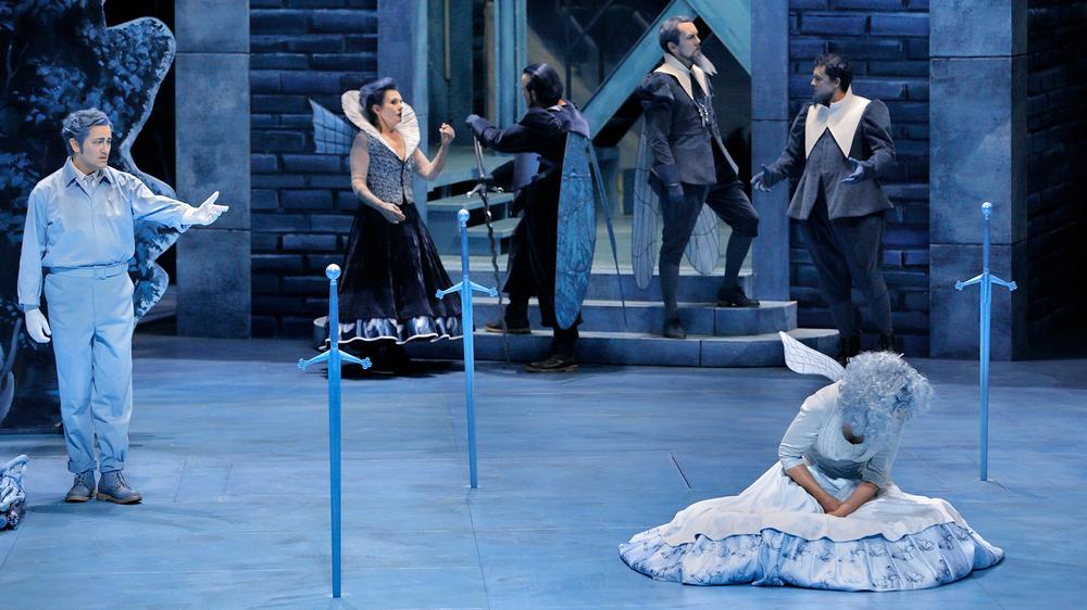 Bayreuther Festspiele: Das Künstlerpaar Neo Rauch und Rosa Loy hat Bühnenbild und Kostüme der neuen Bayreuther "Lohengrin"-Inszenierung in Delfter Blau getaucht. 