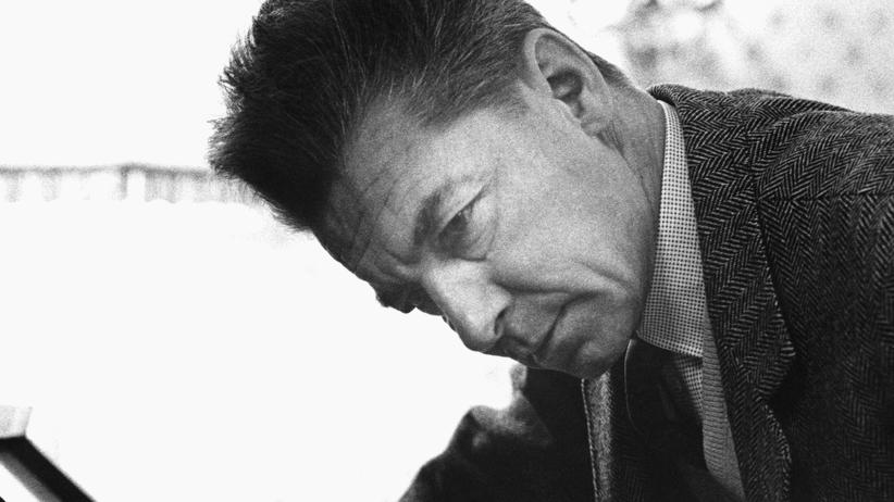Klassik-Editionen: Herbert von Karajan dirigiert einen Plattenspieler.