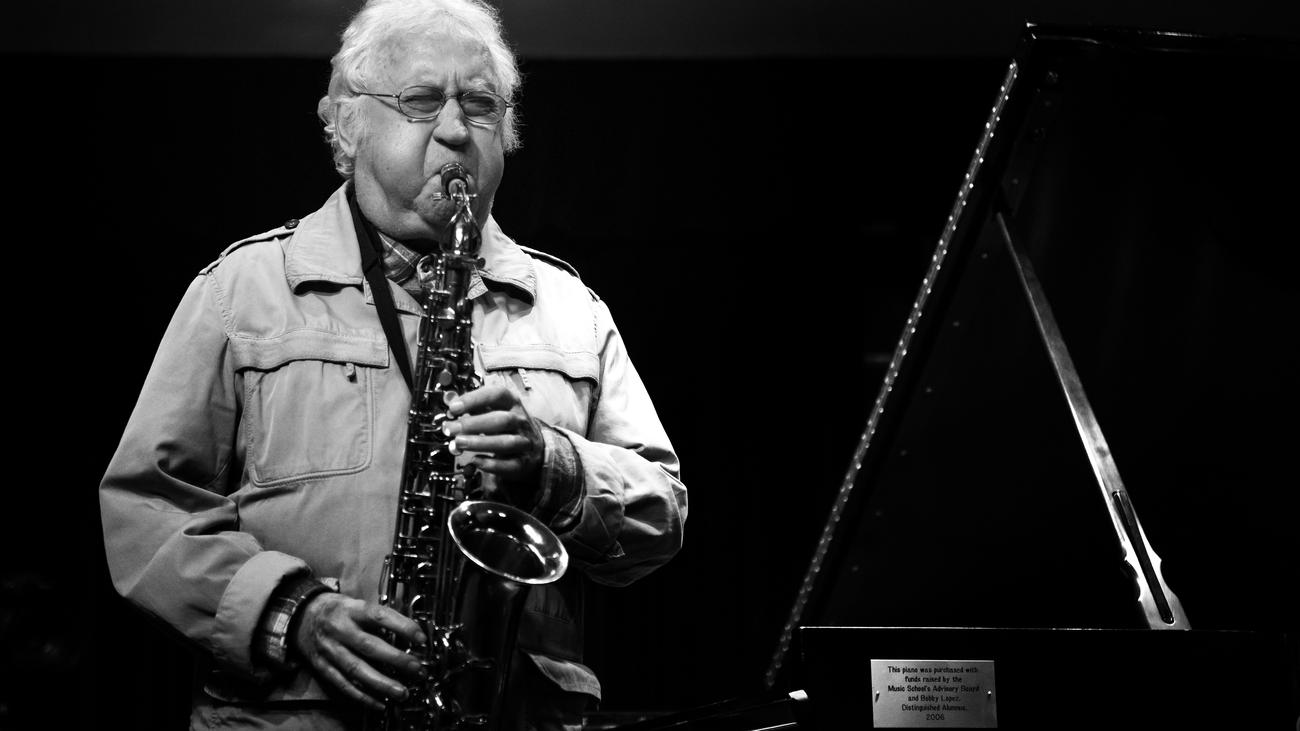 Jazzmusiker Jazzsaxofonist Lee Konitz Nach Covid 19 Erkrankung Gestorben Zeit Online