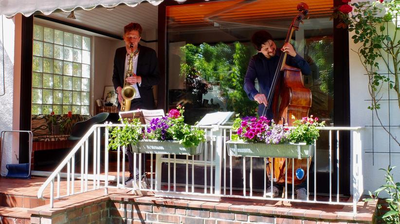 "Jazzvisite": An einem Sonntag in Poppenbüttel: links am Saxofon Adrian Hanack, rechts am Kontrabass Giorgi Kiknaze
